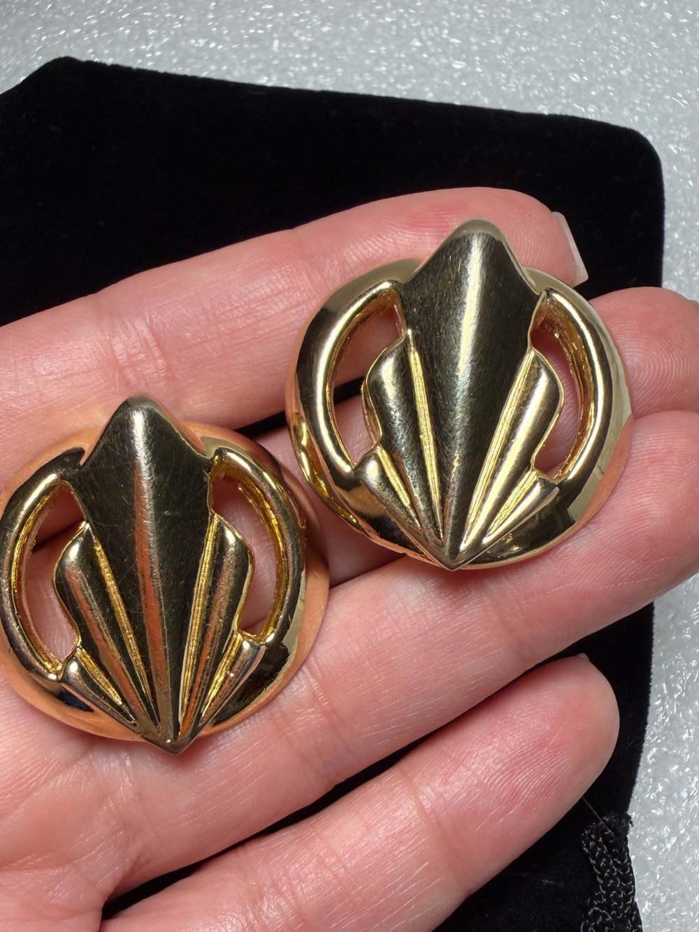Vintage Jennifer Moore Gold Tone Fan Shell Clip On Earrings⁠